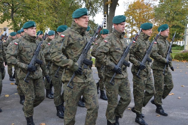 Defilada  zawodowych żołnierzy była jednym z punktów uroczystości na placu defilad niżańskiego garnizonu