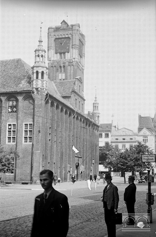 Ratusz i przystanek tramwajowy na rynku 18 sierpnia 1939