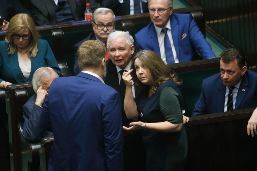 Środkowy palec posłanki Lichockiej może zaszkodzić Andrzejowi Dudzie. Gesty polityków to broń obosieczna. 