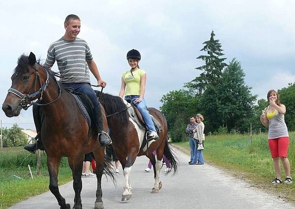 Przez cztery dni niemal 30 dzieci z gminy Staszów bawiło się w ramach wakacyjnej szkółki jeździeckiej w Sielcu.