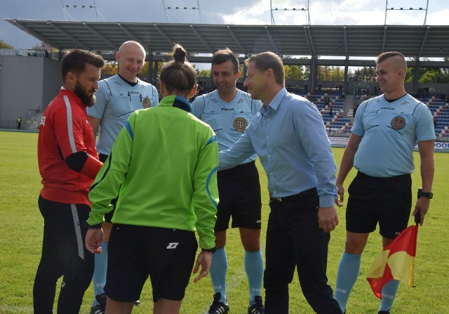 Szymon Grabowski (pierwszy od lewej), trener Resovii i Dariusz Banasik (drugi od prawej), szkoleniowiec Radomiaka, ocenili sobotni pojedynek.