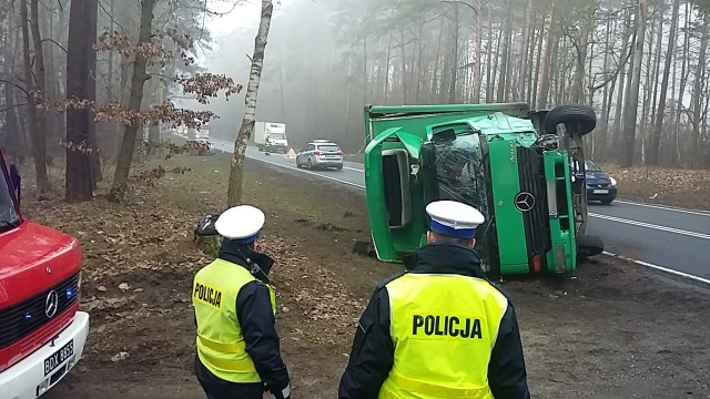 Tuż przed godz. 8.00 w Wypaleniskach na drodze krajowej nr 10 zderzyły się ze sobą 4 samochody osobowe i ciężarówka. Samochód ciężarowy przewrócił się na bok. Na szczęście w zdarzeniu nikt nie ucierpiał. Policja wprowadziła ruch wahadłowy. Utrudnienia mogą potrwać godzinę. Flesz - wypadki drogowe. Jak udzielić pierwszej pomocy?