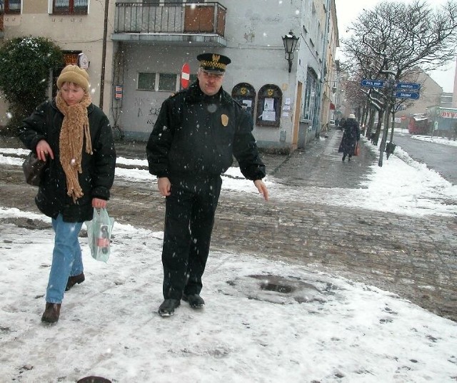 - Na takim chodniku nietrudno o upadek - pokazuje komendant straży miejskiej w Namysłowie, Arkadiusz Oleksak.