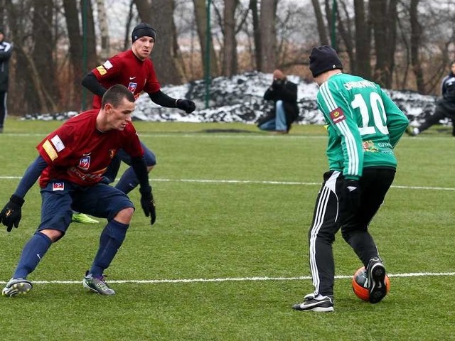 Adam Frączczak (na pierwszym planie) i Marcin Klatt (z tyłu) nie zapiszą dzisiejszych spotkań sparingowych do udanych.