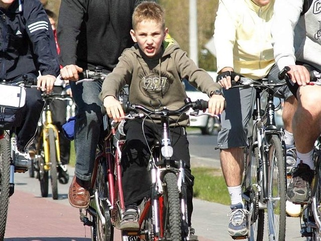 Młodzi rowerzyści radzą sobie doskonale w grupie dorosłych, ale także samodzielnie