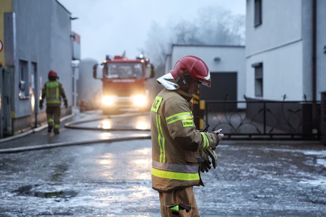 Na miejscu pracuje jeszcze jeden zastęp strażacki.