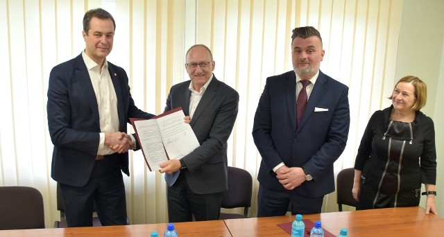 W Szpitalu Powiatowym w Oświęcimiu podpisana została umowa dotycząca kontynuacji bezpłatnych programów profilaktycznych dla mieszkańców powiatu oświęcimskiego