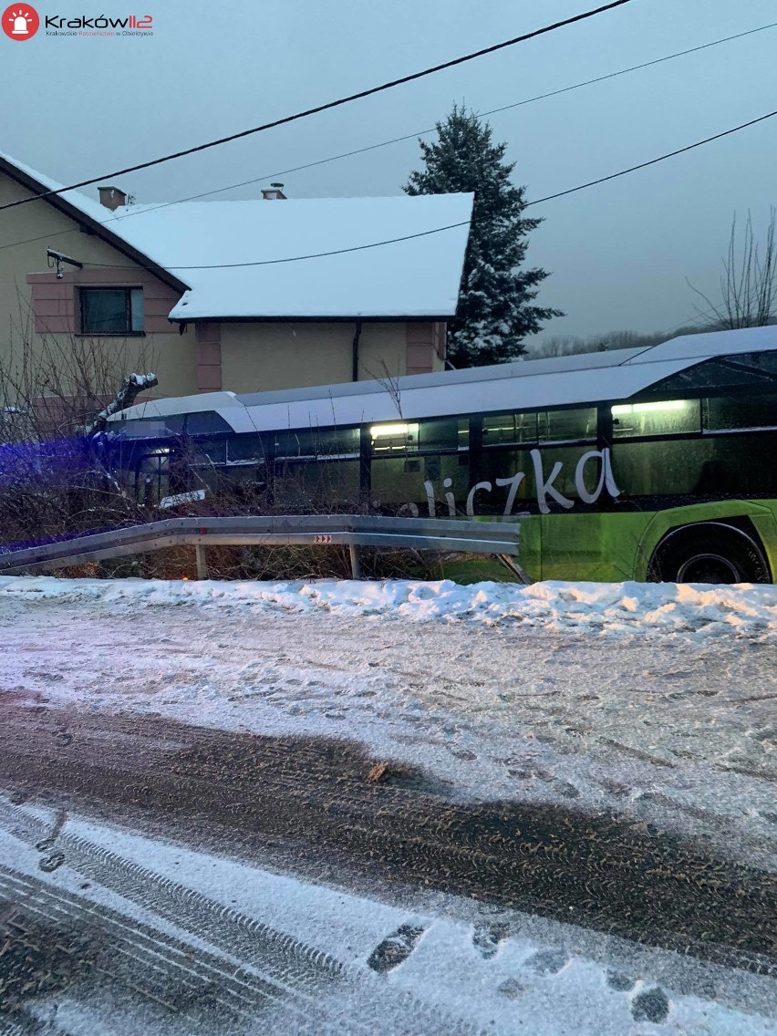 Autobus wypadł z drogi na trasie w rejonie Wieliczki [ZDJĘCIA]
