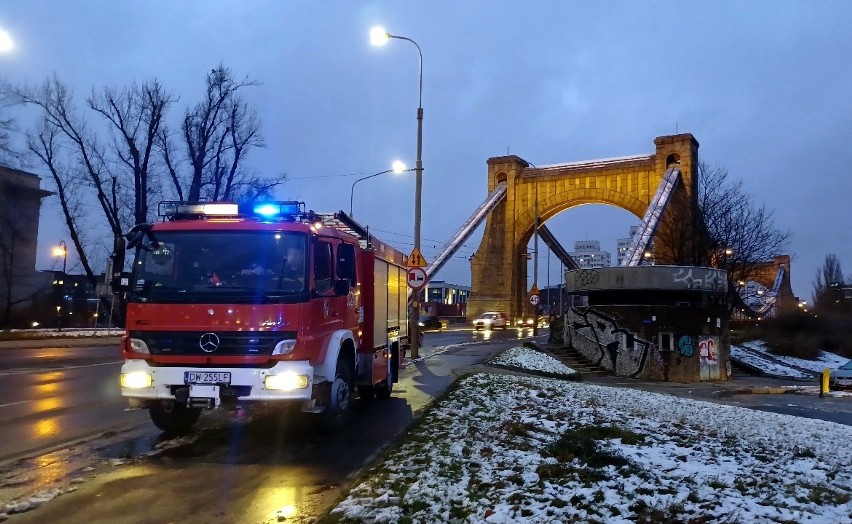 Straż pożarna i policja przy moście Grunwaldzkim we Wrocławiu. Co się tam dzieje? [ZDJĘCIA]
