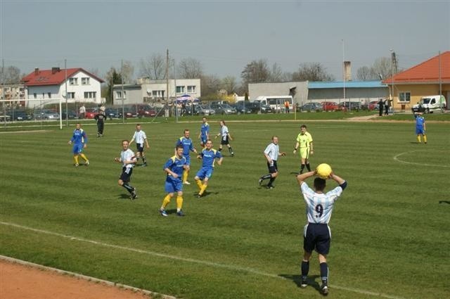 Pilka nozna, IV liga. GKS Grodków - Olimpia Lewin Brzeski...