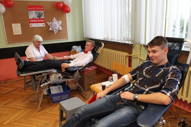 Dawid Nowak (pierwszy z prawej) już po raz piąty oddawał krew. Za to jego kolega Grzegorz Zieliński zadebiutował jako krwiodawca.