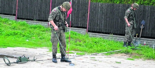 Saperzy sprawdzali, czy w ziemi nie ma niewybuchów