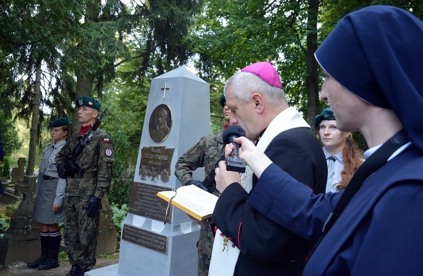 Obelisk został odsłonięty na Cmentarzu Wojskowym przy ul....