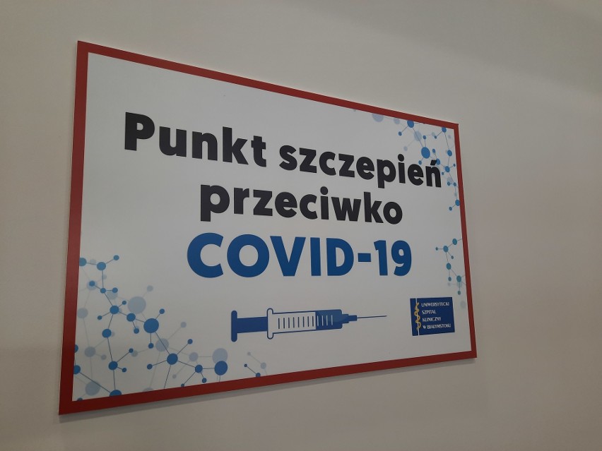 Pierwsze szczepienia w szpitalu tymczasowym na hali UMB w...