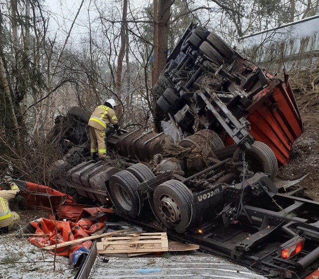 Ciężarówka wpadła do rowu we wsi Wołogoszcz. Na zdjęciach widać, że samochód po uderzeniu w drzewo rozpadł się na części. Szok, że nikomu nic się nie stało. Aktualizacja: Ciężarówka wyciągana jest z rowu. Droga może być zamknięta przez godzinę (podano po godz. 16.00).Do zdarzenia doszło w czwartek, 11 marca nieopodal wsi Wołogoszcz (powiat strzelecko-drezdenecki). Samochód ciężarowy wpadł tam do rowu. - Ciężarówka wypadła z drogi. Droga nie była zablokowana, zdarzenie zostało zakwalifikowane jako kolizja. Na drodze jest dzisiaj ślisko, przez chwilę padał gęsty śnieg. Na szczęście nikomu nic się nie stało - przekazał nam mł. asp. Tomasz Bartos, Oficer Prasowy KPP w Strzelcach Krajeńskich. Wyglądało groźnie Zdjęcia z miejsca zdarzenia udostępniła Ochotnicza Straż Pożarna z Dobiegniewa.  Na fotografiach wykonanych przez strażaków widać, że naczepy rozpadły się na części, a w kabinie samochodu przednia szyba jest całkowicie rozbita. To wielkie szczęście, że kierowcy nic się nie stało! WIDEO: Żary. Śmiertelny wypadek na trasie Zasieki - BrodyByłeś świadkiem wypadku, pożaru lub innego zdarzenia? Stoisz w korku lub masz informację o innych utrudnieniach na drodze? Poinformuj nas o tym! Wyślij nam zdjęcia lub nagranie z miejsca zdarzenia. Możesz to zrobić przez stronę "Gazety Lubuskiej" na Facebooku  lub mailem na adres glonline@gazetalubuska.pl 