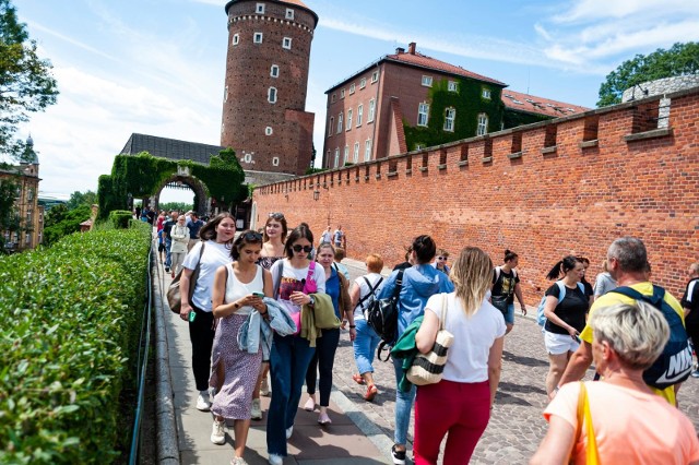 Kraków od lat jest najbardziej rozpoznawalną polską marką miejską na świecie. Nasze miasto zdobywa najwyższe miejsca w rankingach na najlepszą destynację turystyczną. Ostatnio znalazło się w czołówce najpopularniejszych europejskich kierunków podróży w 2022 r. w Travellers' Choice 2022, przygotowanym przez serwis TripAdvisor.