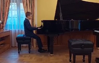 Maciej Orlikowski podczas konkursu pianistycznego w Łańcucie.