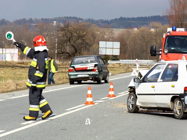 3 auta zderzyly sie w BaryczceKierujący peugeotem nie zachowal bezpiecznej odleglości i najechal na tyl jadącego poloneza, który uderzyl w opla. 