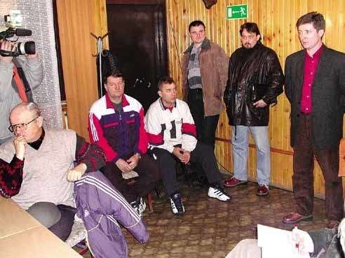Nie dla wszystkich starczyło miejsc siedzących na inauguracyjnym spotkaniu grupy wsparcia piłkarzy Stali. Z prawej Dariusz Kuchta.