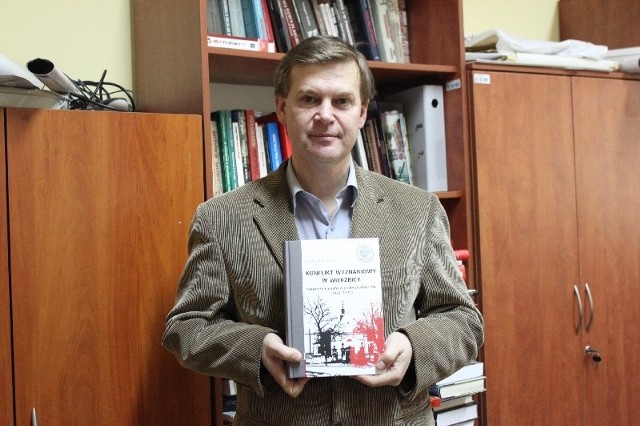 Jako pierwszy prezentował książkę profesor Marek Wierzbicki