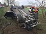 Chodzież: Wypadek na trasie Nadolnik - Zacharzyn. Samochód dachował po uderzeniu w drzewo [ZDJĘCIA]
