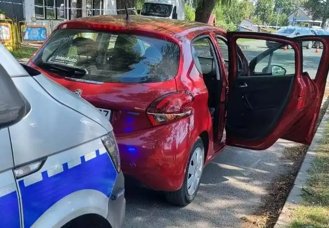 Mężczyzna gwałtownie wycofał i uderzył autem w radiowóz. Potem uciekł pieszo