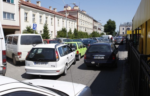 Po przebudowie fragment ul. 8 marca sąsiadujący z halą targową będzie służył tylko klientom rynku. Pozostali kierowcy przeniosą się na drugi, dwukierunkowy odcinek.