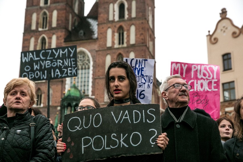 Czarny Marsz Milczenia przeszedł ulicami Krakowa [ZDJĘCIA, WIDEO]