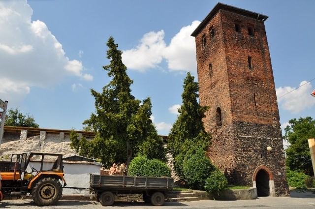 Gmina Byczyna dostała dodatkowe pieniądze na ratowanie średniowiecznych murów z XV i XVI wieków. Ministerstwo Kultury dołożyło 150 tysięcy zł  na najpilniejszy remont rozsypujących się murów obronnych.