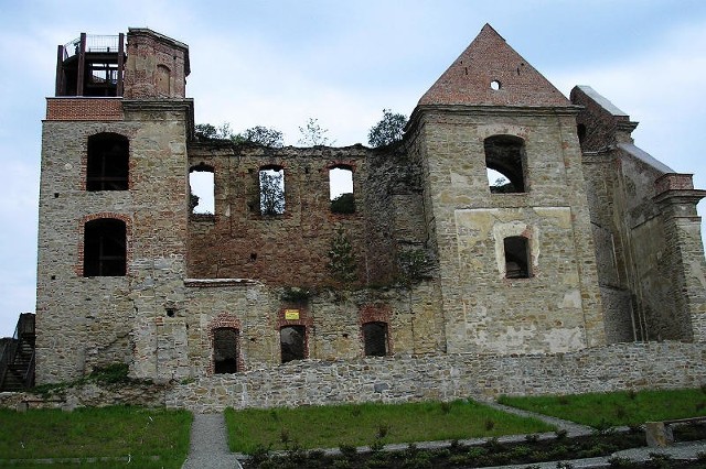 Usytuowany na wzgórzu, oblany wodami Osławy i otoczony solidnymi murami klasztor stanowił silną twierdzę. Warownia miała chronić ludność przed bandami rozbójników, wzmacniała też system obronny pogranicza.
