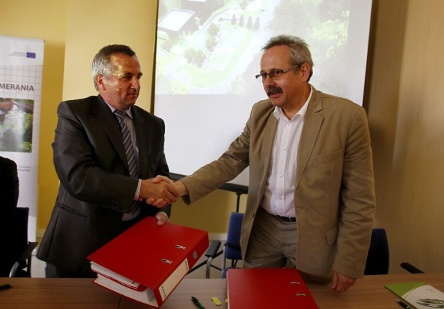 Grzegorz Fiuk, prezes SPNT i Jan Szut, prezes Tembud Bis po podpisaniu umowy.