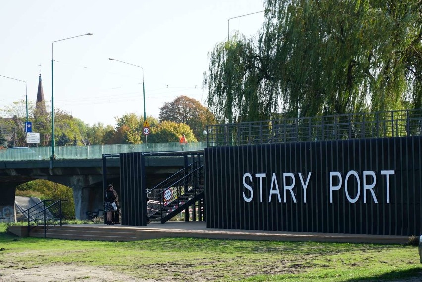 Zaplecze składa się z dwóch części. W jednej są prysznice,...