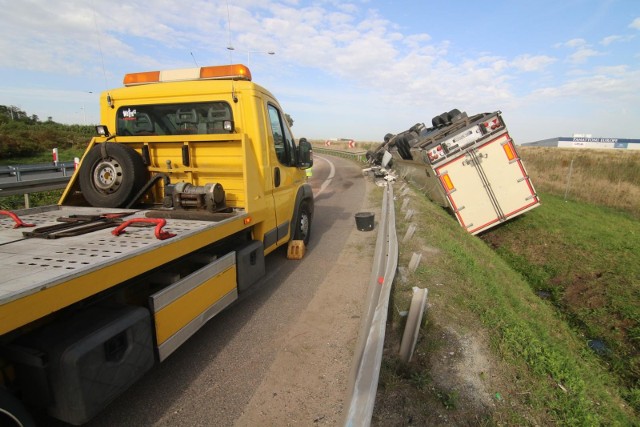 Utrudnienia na DK8 (Wrocław - Kudowa) po wypadku ciężarówki
