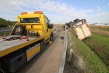 Wypadek na drodze nr 8 Wrocław - Kłodzko. Ciężarówka nauki jazdy wpadła do rowu, instruktor został ranny
