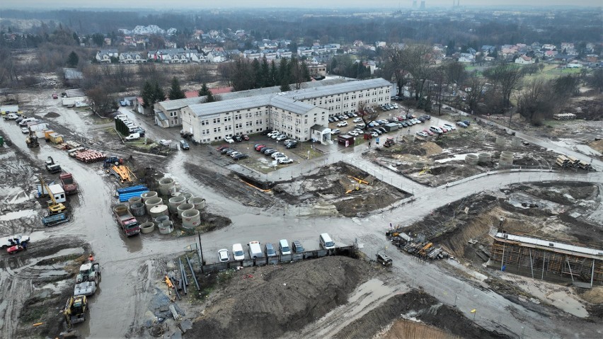 Grodzki Urząd Pracy w Krakowie otoczony księżycowym krajobrazem. Tak wygląda wielki plac budowy węzła Grębałów ZDJĘCIA