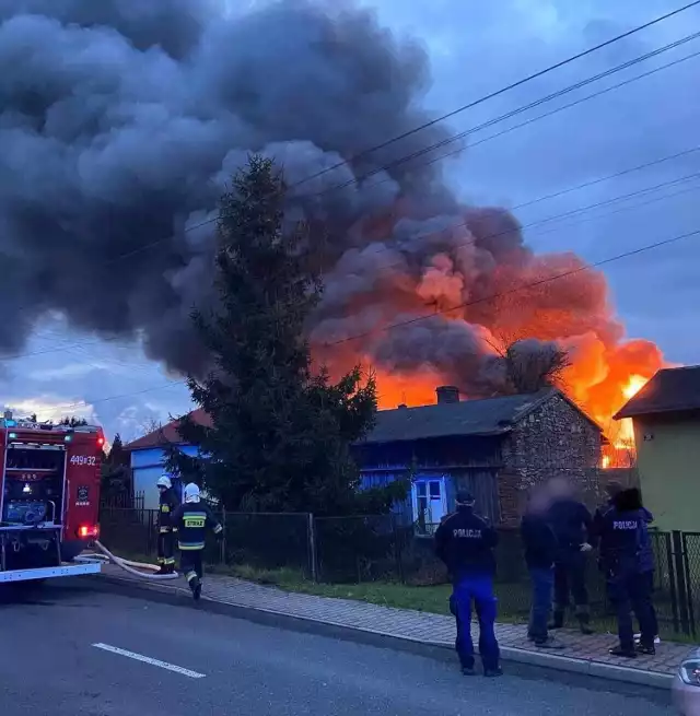 W niedzielę 24 marca  strażacy gasili duży pożar przy ul. Ząbkowickiej w Dąbrowie Górniczej Zobacz kolejne zdjęcia/plansze. Przesuwaj zdjęcia w prawo naciśnij strzałkę lub przycisk NASTĘPNE