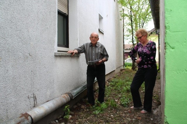 Nowakowie boją się, że inspektor budowlany zamuruje im okna. - Może sąsiad też się przekona, jak żyje się w takim stresie.