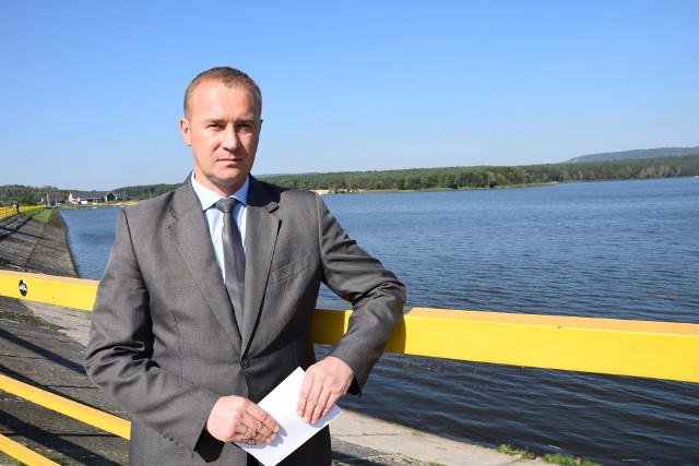 Przemysław Łysak, wójt gminy Górno jest zadowolony, że teren wokół zalewu w Cedzynie zostanie zagospodarowany