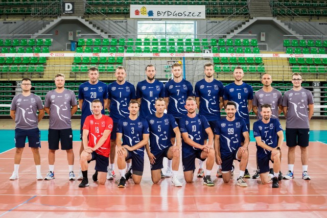 Siatkarze BKS Visła Bydgoszcz przygotowują się do nowego sezonu w Tauron I lidze. Po spadku z Plus Ligi zespół mocno się zmienił. Na kolejnych stronach przedstawiamy całą drużynę oraz sztab szkoleniowy. Brakuje tylko Jewgienija Karpińskiego oraz Jakuba Derenia.