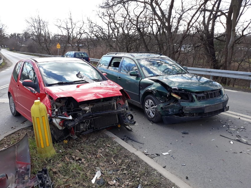 Wypadek na Brochowie. Trzy osoby trafiły do szpitala (ZDJĘCIA)