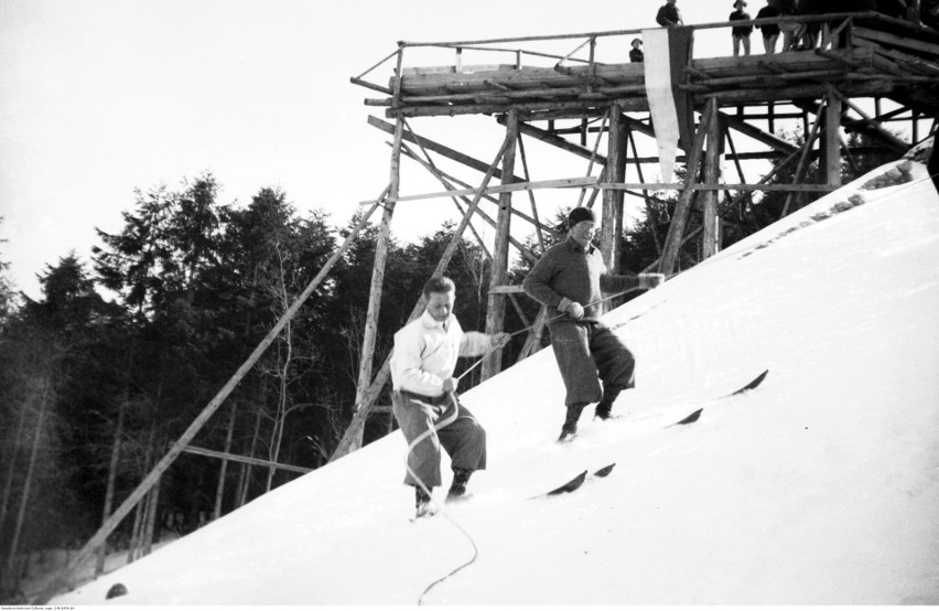 Ubijanie śniegu na skoczni w 1931 roku....