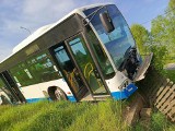 Miejski autobus w Rybniku wypadł z jezdni. Sprawa zdarzenia jest bardzo tajemnicza! Do służb nie dotarło o nim żadne zgłoszenie