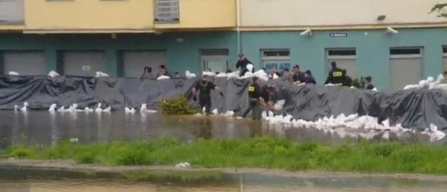 Powódź na południu Polski. Strażacy starają się uchronić blok przed zalaniem