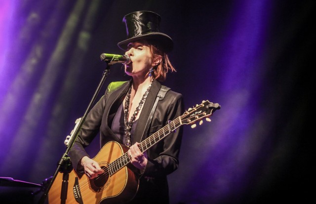 Amerykańska piosenkarka Suzanne Vega będzie największą gwiazdą letniego festiwalu Dworu Artusa, czyli „Koncertów pod gwiazdami”