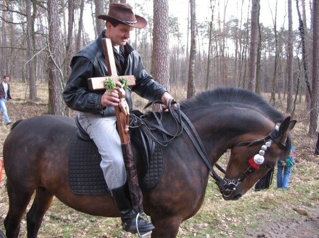 Kultywowaną wciąż tradycją są Krzyżoki - tradycyjna wielkanocna procesja na koniach. Na zdjęciu Krzyżoki w Kościeliskach (gm. Radłów), na koniu Norbert Gajek.