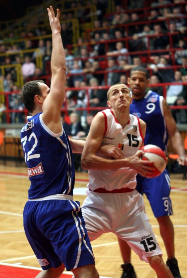 Koszykarze Stali Stalowa Wola (z piłką Maciej Klima) walczą w meczu ekstraklasy z AZS w Koszalinie.