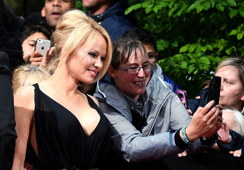 Pamela Anderson wciąż piękna, tylko do mężczyzn ma pecha. Gwiazda "Słonecznego Patrolu" oskarża Adila Ramiego o zdradę.  [GALERIA]