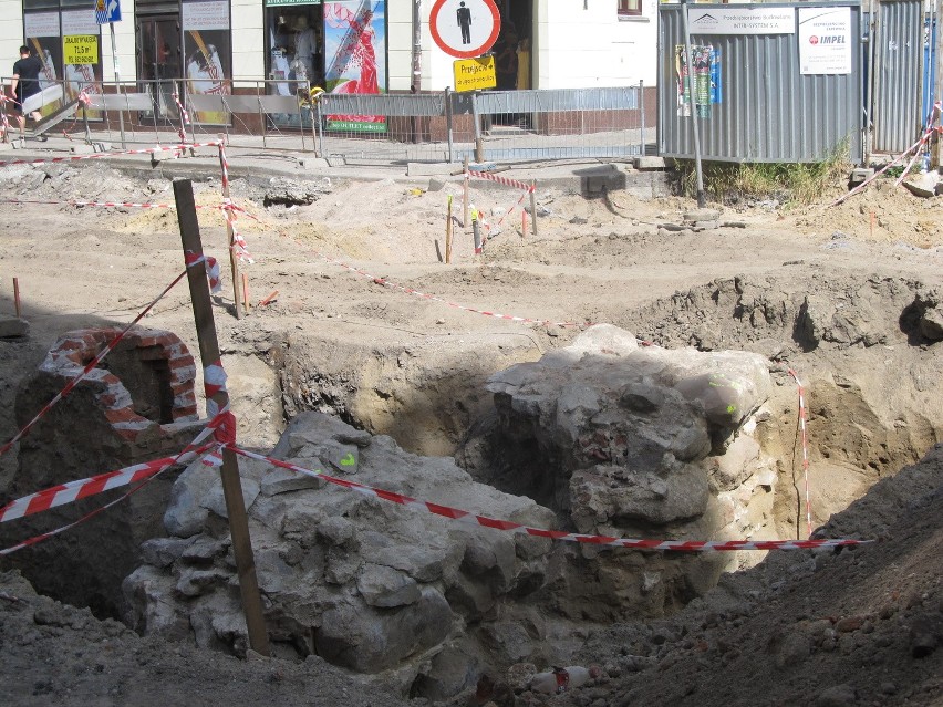 Archeolodzy odkryli średniowieczny mur na ul. Krupniczej (ZDJĘCIA)