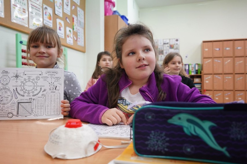 Uczniowie najmłodszych klas podstawówek już wrócili do...