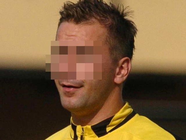 Mężczyzna, któremu zarzuca się składanie propozycji seksualnych małoletnim dziewczynkom, jest znanym na Podkarpaciu sędzią piłkarskim. Na zdjęciu z zamazaną twarzą.